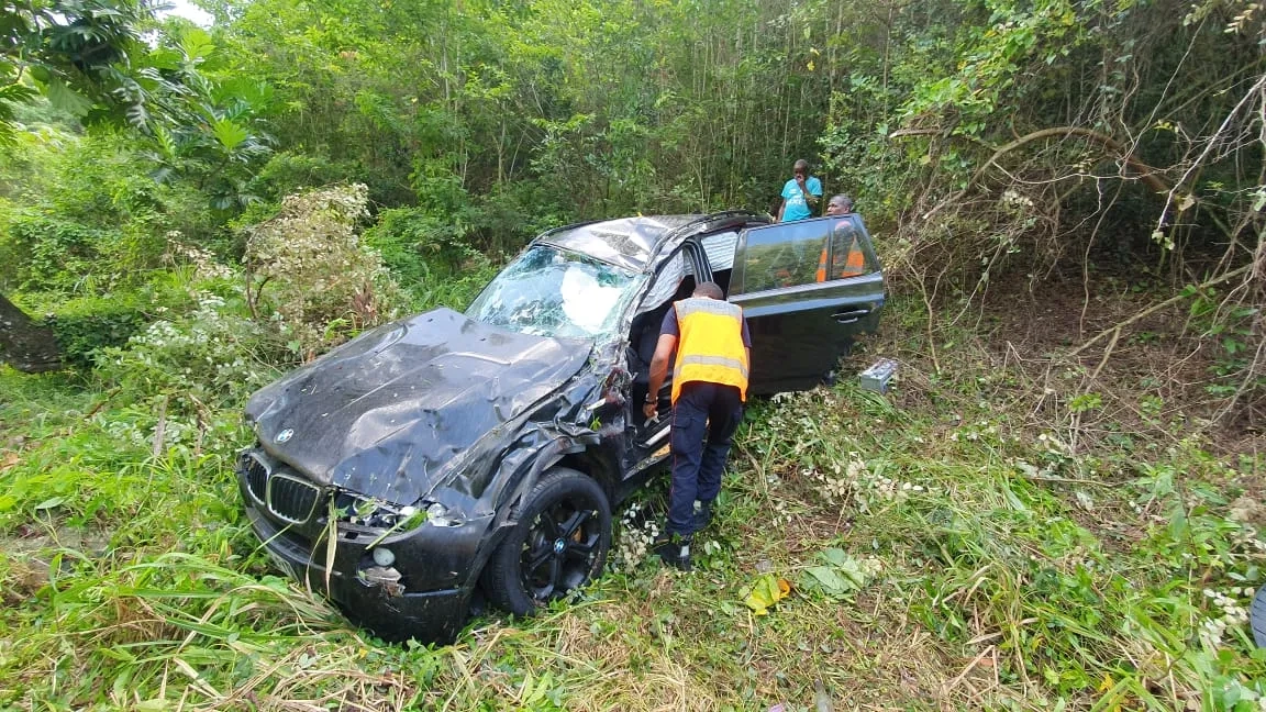 Un véhicule et son conducteur retrouvés dans un fossé au Gosierdef